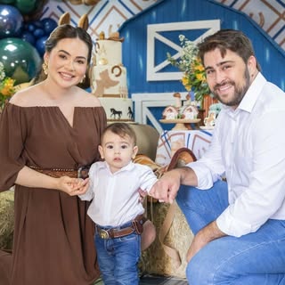 🤍✨Família e amigos, não existe lugar onde aprendemos mais sobre o amor.

E neste dia, eles se reuni