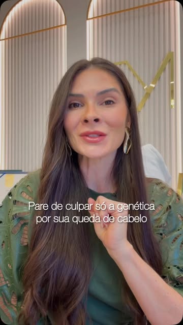 Pare de culpar só a genética pela sua queda de cabelo.
A genética é, sim, um fator — mas está longe 