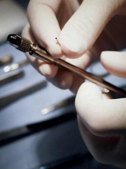 Ручна методика забору графтів FUE із використанням панча 0,8 мм

Забір графтів виконується ручним ме