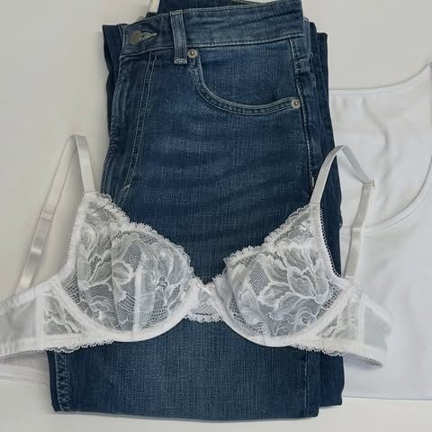 Natural shape. Beautiful lace. Every detail is there for a reason. 🤍