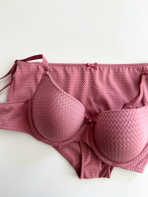 Texture makes the difference. 💓
Geometric jacquard microfibre brings a subtle pattern to Clarice, c