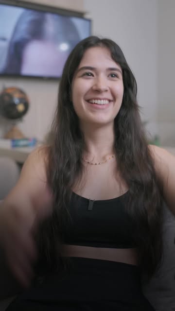 “Eu demorei uns três, quatro meses achando que ia passar.” 💬

Quem fala é a Isadora. Ela conta que 
