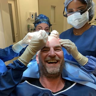 Haartransplantatie is een feestje!!!! 🥳🥳

Je verwend jezelf. Je ziet er beter uit en je voelt je z