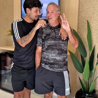 Nosso querido paciente @pedroavelarbr1 e seu pai Marcelo realizando mais uma sessão de Terapia Capil
