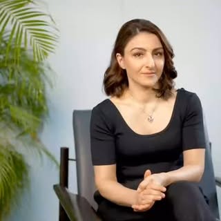 🌟 Struggling with dandruff? You're not alone! Join Dr. Payal Sahijwani as she discusses the importa