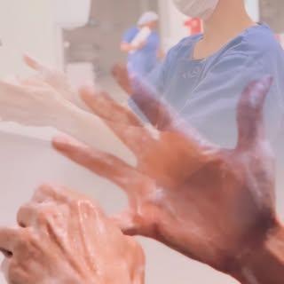 A reconstrução mamária vai muito além da estética.
Ela representa retomada da autoestima, do amor-pr