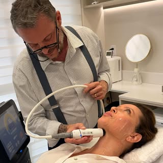 Sentindo perda do contorno facial e aumento da papada após os 40?

Eu tenho 45 anos e 2x por ano faç