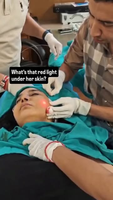 MicroLift is a minimally invasive laser treatment for facial contouring and skin tightening.

It use