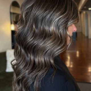 Just a little pop of brightness 🤍

#portlandmaine #portlandmainehair #portlandmainestylist #maineha