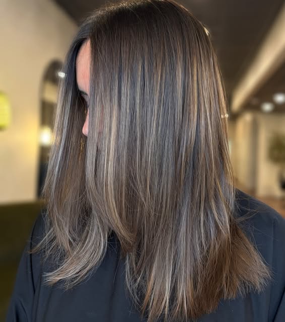 A little pop of fun for this brunette 🤎 

#mainehair #mainestylist #portlandmaine #portlandmainehai