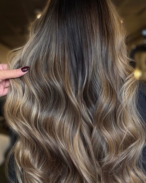 Depth at the root, dimension through the ends 🤎 

#portlandmaine #mainehair #mainestylist #portland