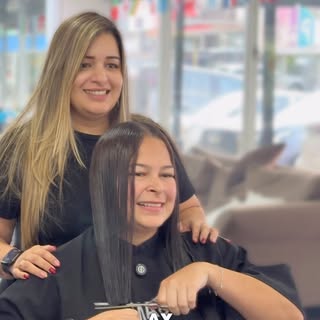 A veces un cambio de look toca mucho más que el cabello. ✂️🤍

Le di la tijera para que ella misma d