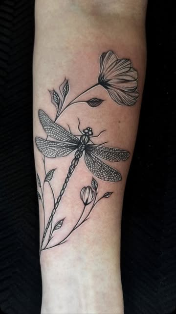 A little moment of nature, captured in ink. 🌿
A dragonfly, a flower, and a quiet story on the skin.