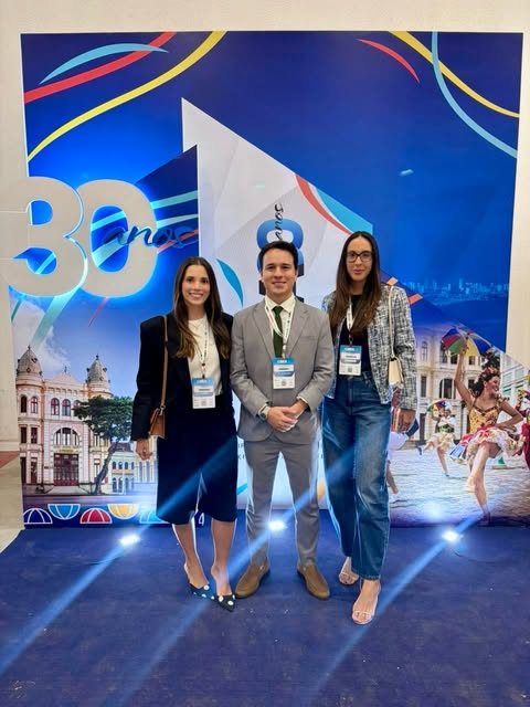 Ciência que se atualiza, excelência que se fortalece.

A equipe Les Sens esteve no CBRA 2026, em Rec