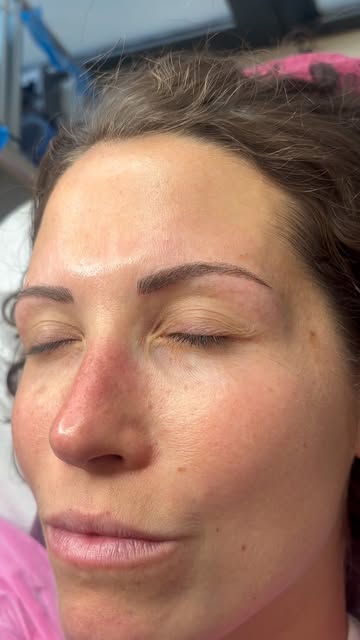 La beauté se révèle dans les détails. ✨

Redessiner, densifier et magnifier des sourcils devenus tro