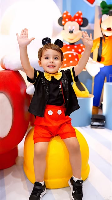 O Zuzu chegou aos 3 anos em grande estilo! 🎉❤️
Com Mickey, Minnie, muita diversão e uma festa daque