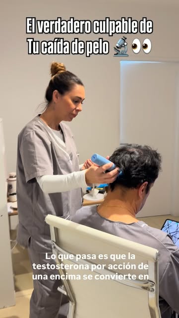 Sabías que la testosterona NO es la enemiga de tu cabello? 🧬
Muchos hombres evitan tratar su caída 