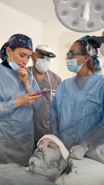 El quirófano también es nuestra aula de clases. 🩺📚
En MAZ Salud Capilar no solo transformamos la i