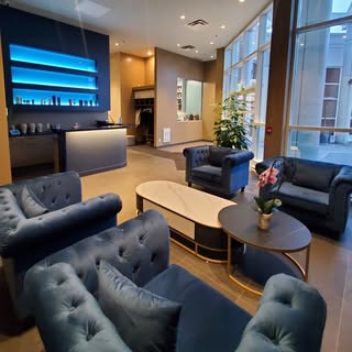 Ready to serve you in our newly renovated hair replacement center!
Prêts à vous servir dans notre ce