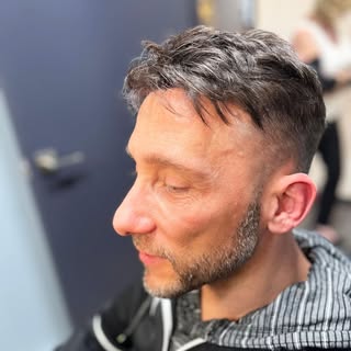 Hair replacement systems, restore hair loss for $950.

Systèmes de remplacement capillaire, restaure