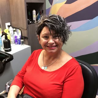 Hair replacement for women, black color with white hair highlight in stripes

Cheveux de remplacemen