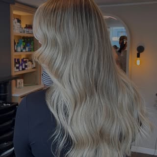 A bright but rooted blonde🌓✨ 

Brightening your Sunday scrolling🤎

@lorealpro 
@lorealpro_educatio