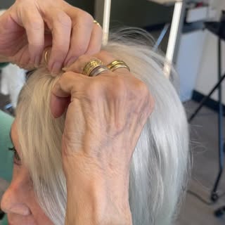Can you believe this partial enhancement is made with 💯 % handpicked gray hair 👩‍🦳?!! I mean, wow