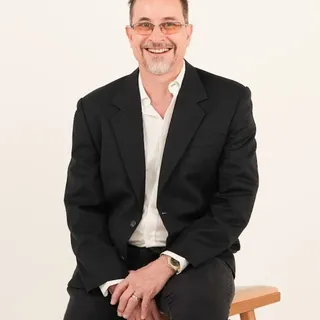 Meet Dr Chris Leat

Founder and medical director of Envisage Clinic, Dr Chris Leat is known for comb