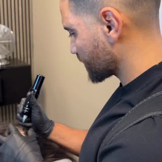 Det här är mer än en behandling. Det är precision, närvaro och år av fingertoppskänsla i varje punkt
