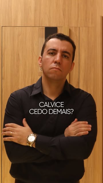 A calvície pode começar muito antes do que muita gente imagina.

Em homens jovens, a genética e a se