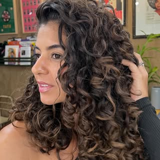 Cabelos naturais, tratados com respeito, amor e todo cuidado ✨

Aqui, cada etapa tem propósito 🤎