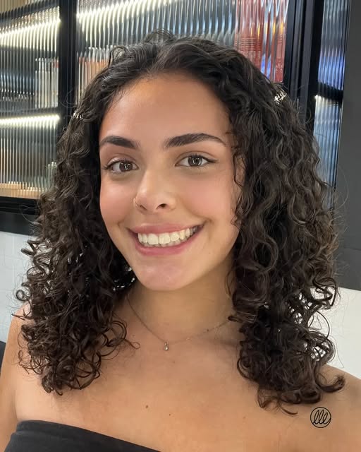 Cada cabelo tem um jeito próprio de ocupar o mundo. 

Tem volume, textura, forma, movimento e uma pe
