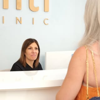 No toda caída de cabello significa alopecia. 🤍

Perder pelo cada día es parte del ciclo natural del