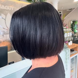 Sleek & shiny blunt bob, this hair is like a mirror it’s so shiny 🌟