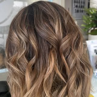 Ribbons of colour and textured layers finished with a soft curl 🌟