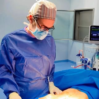 ¡Descubre cómo puedes transformar tu abdomen y recuperar tu figura ideal! 💪✨
Como cirujano plástico