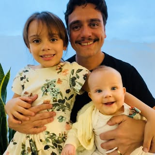 Feliz Dia dos Pais, meu amor.

Desde que você se tornou pai, passei a enxergar um lado seu que eu nu