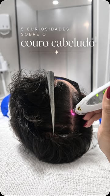 Você sabia que a saúde dos cabelos começa no couro cabeludo? ✨

Ele possui microbiota própria, produ